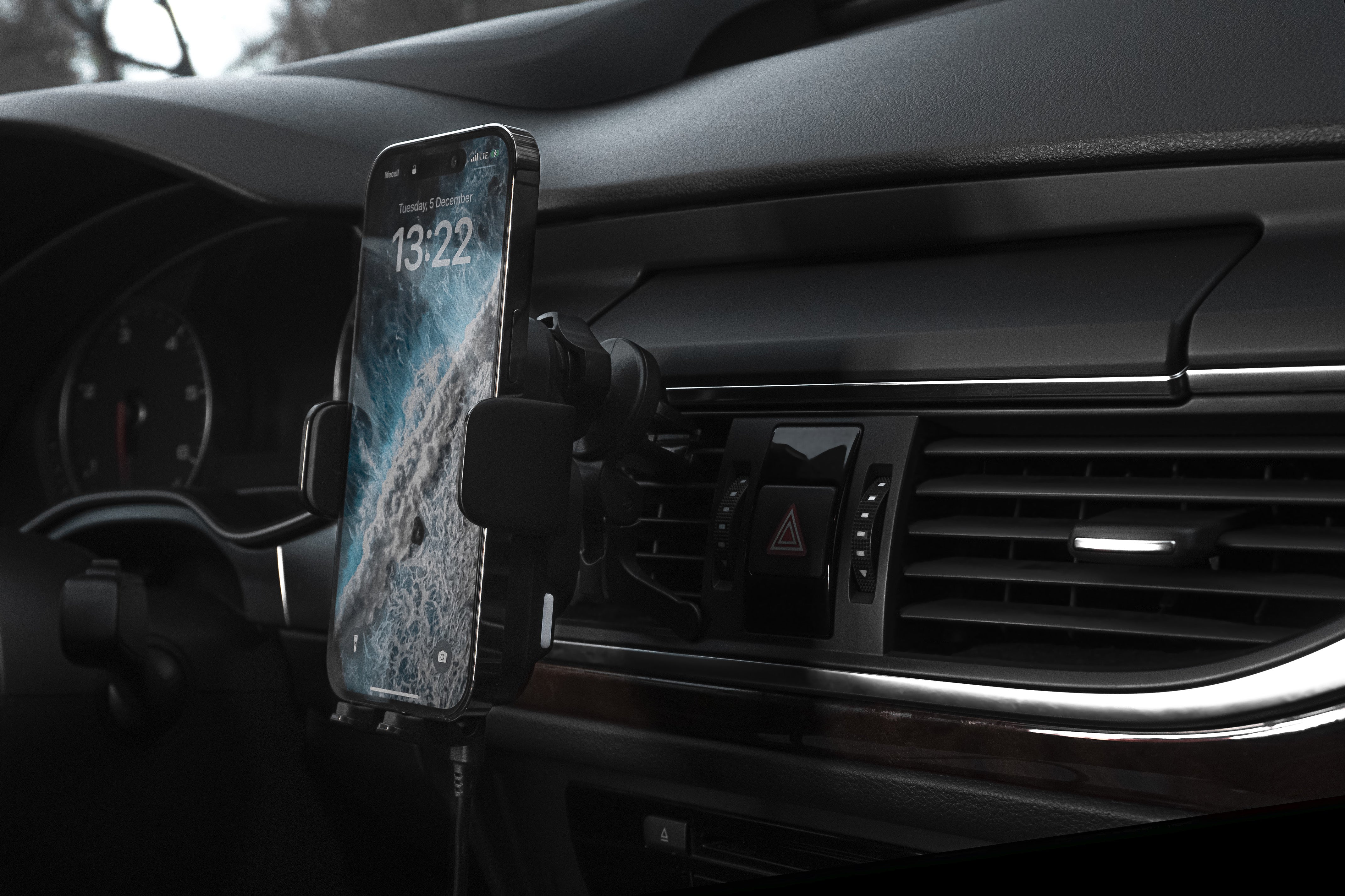 Mbajtëse për telefon me karikim wireless Proove Triple Clamp, 15W, për ventilim ose panel, e zezë